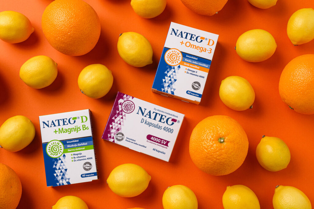 Trīs dažādi NATEO produkti uz oranža fona