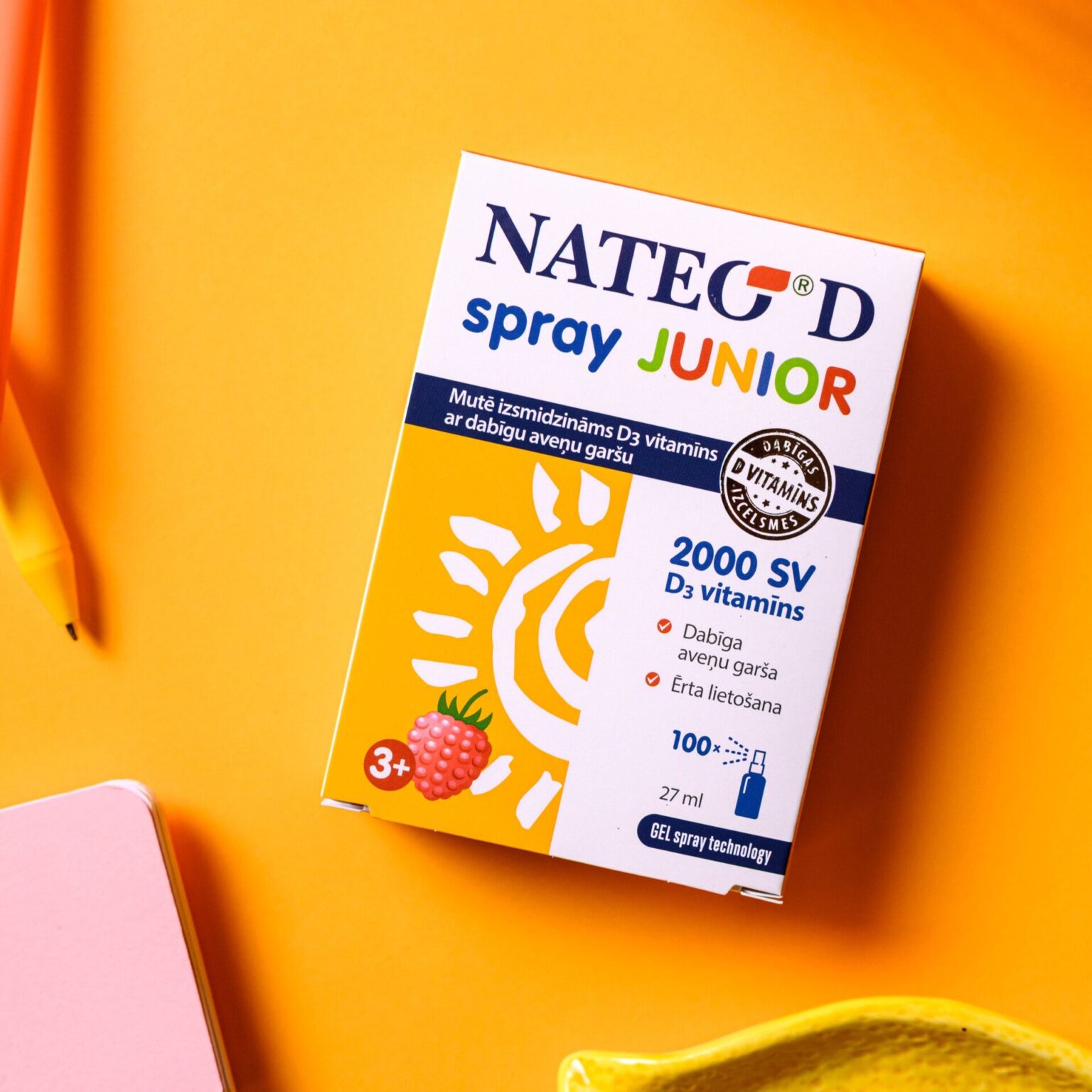 NATEO D spray JUNIOR kārbiņa uz dzeltena fona